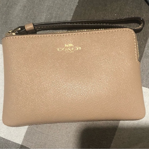 Coach - Picture 4 of 9